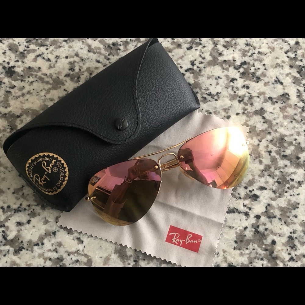 Woman’s raybans